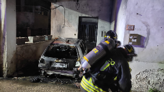 Alba Adriatica - Incendio in via Risorgimento: distrutte due auto